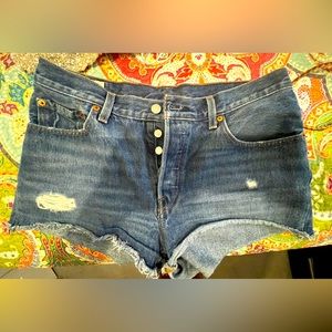 Levi’s cutoff Jean shorts - mid rise